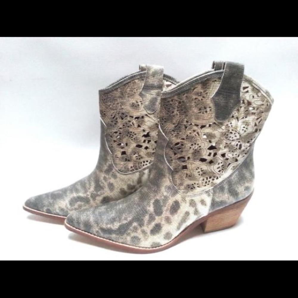 Donald J Pliner Women's Seline  Cowboy Boots
